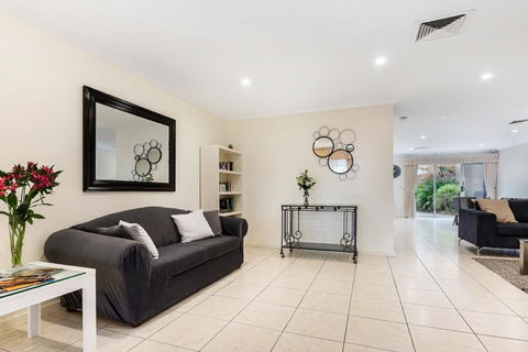 Adelaide Style Accommodation-Close To City-North Adelaide-3 Bdrm- FREE Parking - Kalgoorlie Accommodation 5