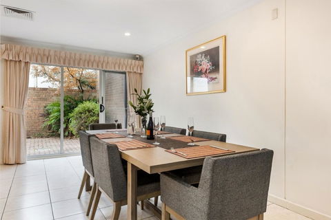 Adelaide Style Accommodation-Close To City-North Adelaide-3 Bdrm- FREE Parking - Kalgoorlie Accommodation 4