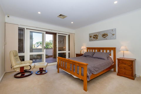 Adelaide Style Accommodation-Close To City-North Adelaide-3 Bdrm- FREE Parking - Kalgoorlie Accommodation 3