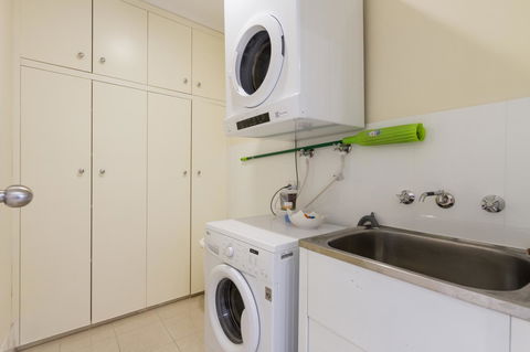Adelaide Style Accommodation-Close To City-North Adelaide-3 Bdrm- FREE Parking - Kalgoorlie Accommodation 32