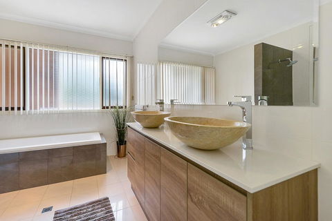 Adelaide Style Accommodation-Close To City-North Adelaide-3 Bdrm- FREE Parking - Kalgoorlie Accommodation 12