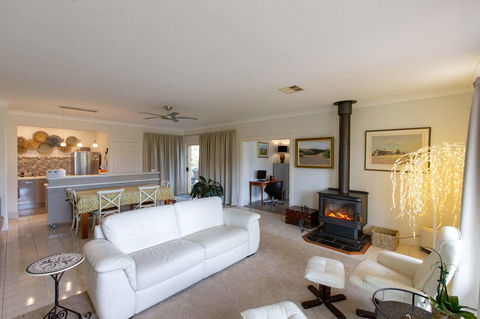 Angaston House - Kalgoorlie Accommodation 2