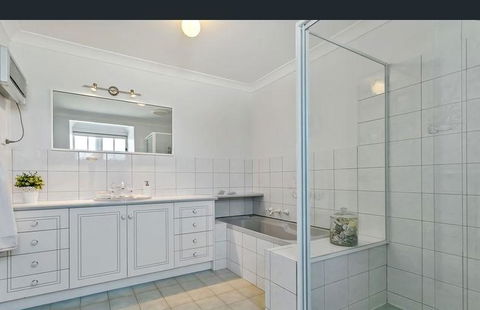 Angaston House - Kalgoorlie Accommodation 14