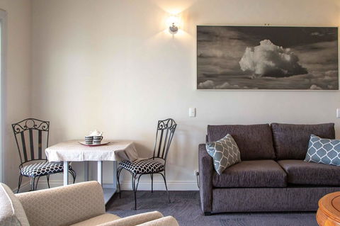 Angaston House - Kalgoorlie Accommodation 8