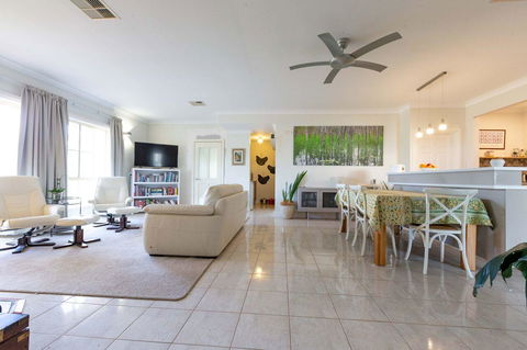 Angaston House - Kalgoorlie Accommodation 1
