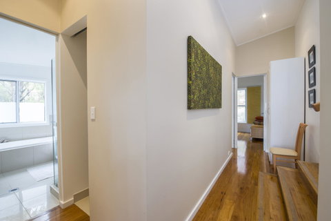 Smiths Lake House - Kalgoorlie Accommodation 21