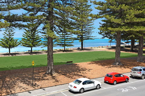 Breeze Beachfront Apartment - Kalgoorlie Accommodation 4