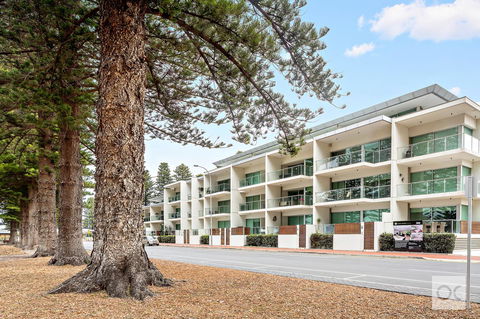 Breeze Beachfront Apartment - Kalgoorlie Accommodation 0