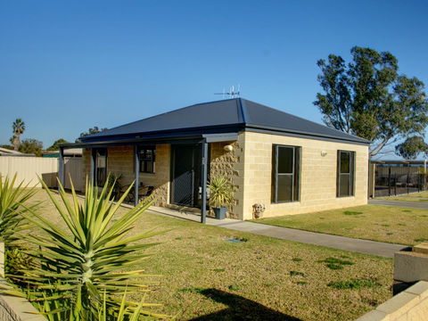 DBJ Holiday Units - Kalgoorlie Accommodation 0