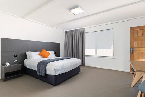 Mick O\'Sheas - Kalgoorlie Accommodation 4