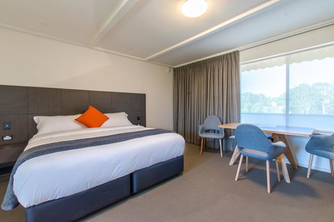 Mick O\'Sheas - Kalgoorlie Accommodation 16