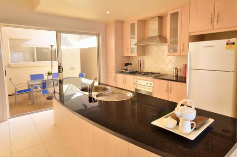 Adelaide Luxury Beach House - Kalgoorlie Accommodation 26