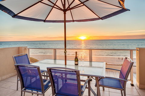 Adelaide Luxury Beach House - Kalgoorlie Accommodation 9