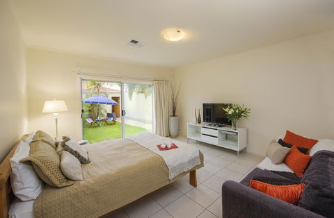 Adelaide Luxury Beach House - Kalgoorlie Accommodation 33
