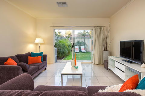 Adelaide Luxury Beach House - Kalgoorlie Accommodation 32