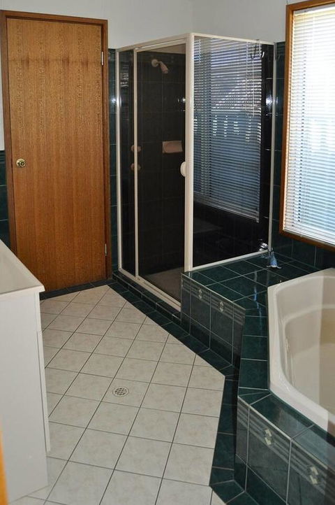 Baywatch - Kalgoorlie Accommodation 1