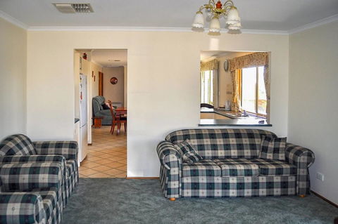 Baywatch - Kalgoorlie Accommodation 5