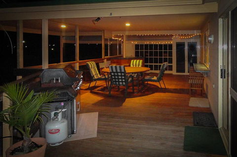 Baywatch - Kalgoorlie Accommodation 11