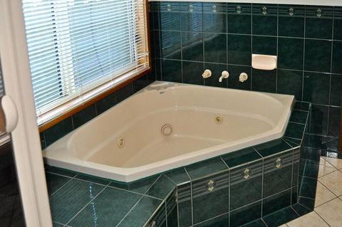 Baywatch - Kalgoorlie Accommodation 8