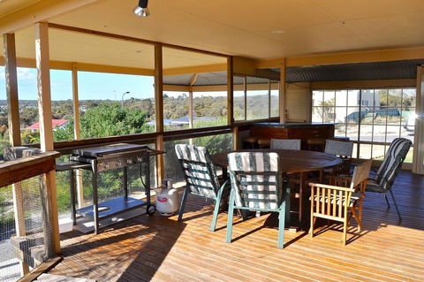 Baywatch - Kalgoorlie Accommodation 9