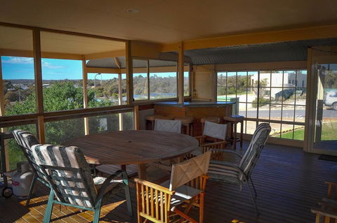 Baywatch - Kalgoorlie Accommodation 0