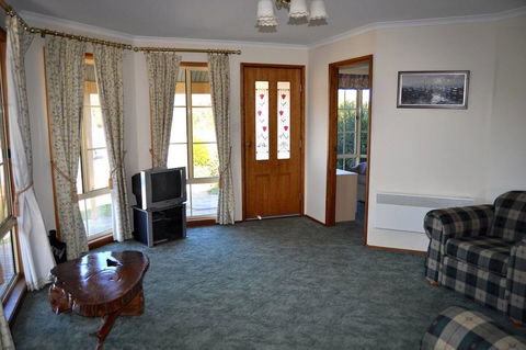 Baywatch - Kalgoorlie Accommodation 6