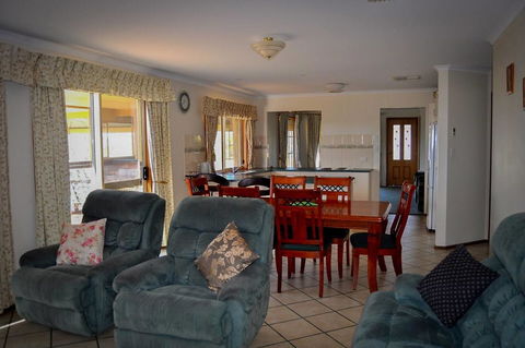 Baywatch - Kalgoorlie Accommodation 15