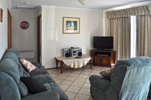 Baywatch - Kalgoorlie Accommodation 10