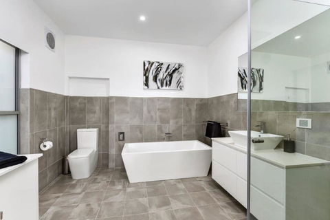 BENGALEE EXECUTIVE TOWNHOUSE- MODERN & STYLISH - Kalgoorlie Accommodation 8