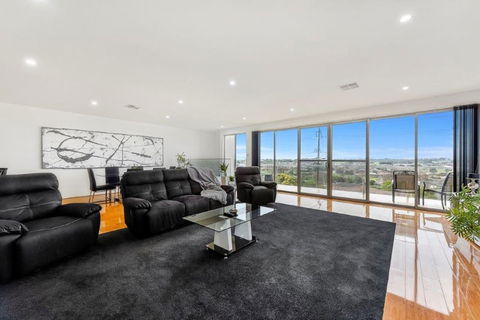 BENGALEE EXECUTIVE TOWNHOUSE- MODERN & STYLISH - Kalgoorlie Accommodation 0