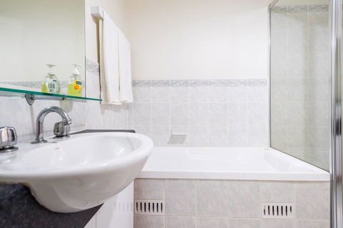 Executive 3 Bedroom Apartment + Internet + Parking - Kalgoorlie Accommodation 18