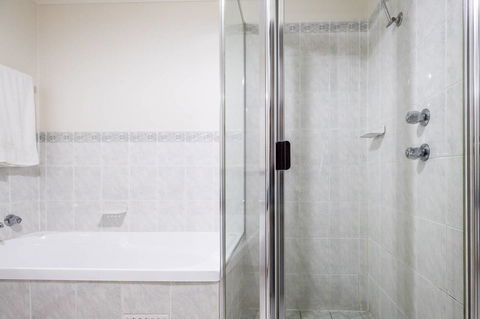 Executive 3 Bedroom Apartment + Internet + Parking - Kalgoorlie Accommodation 39