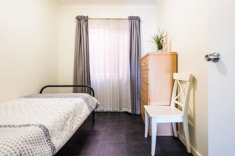 Executive 3 Bedroom Apartment + Internet + Parking - Kalgoorlie Accommodation 15