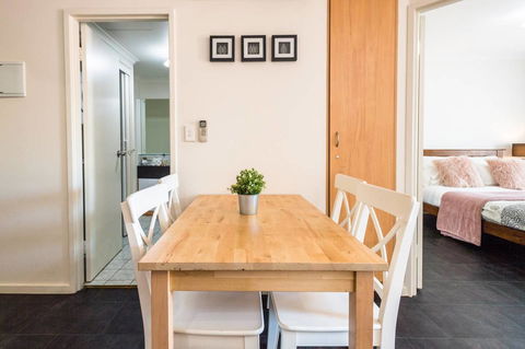 Executive 3 Bedroom Apartment + Internet + Parking - Kalgoorlie Accommodation 13