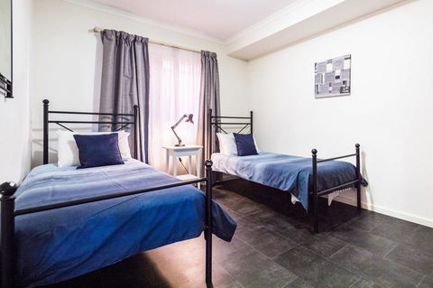 Executive 3 Bedroom Apartment + Internet + Parking - Kalgoorlie Accommodation 16