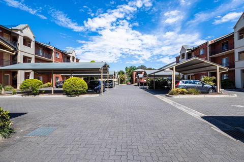 Executive 3 Bedroom Apartment + Internet + Parking - Kalgoorlie Accommodation 35