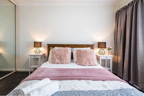 Executive 3 Bedroom Apartment + Internet + Parking - Kalgoorlie Accommodation 1