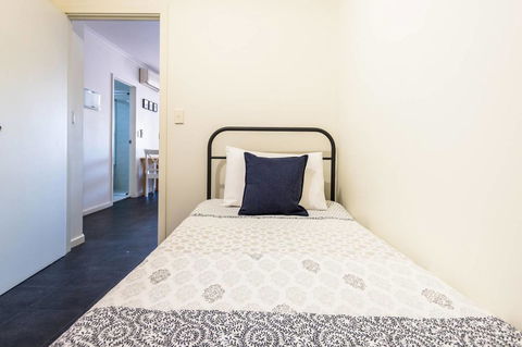 Executive 3 Bedroom Apartment + Internet + Parking - Kalgoorlie Accommodation 34
