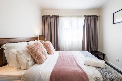 Executive 3 Bedroom Apartment + Internet + Parking - Kalgoorlie Accommodation 4
