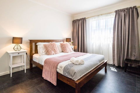 Executive 3 Bedroom Apartment + Internet + Parking - Kalgoorlie Accommodation 9