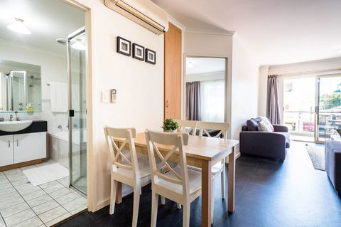 Executive 3 Bedroom Apartment + Internet + Parking - Kalgoorlie Accommodation 38