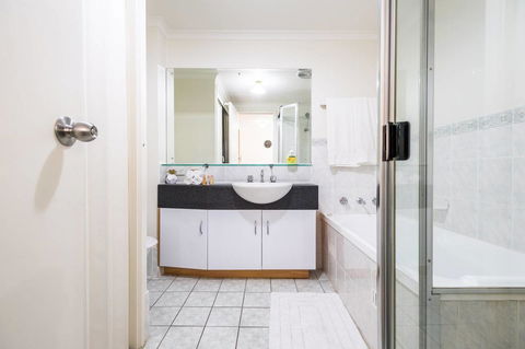 Executive 3 Bedroom Apartment + Internet + Parking - Kalgoorlie Accommodation 25
