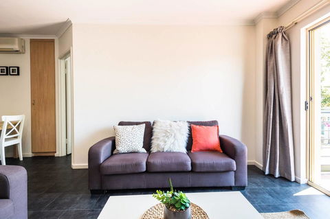 Executive 3 Bedroom Apartment + Internet + Parking - Kalgoorlie Accommodation 20