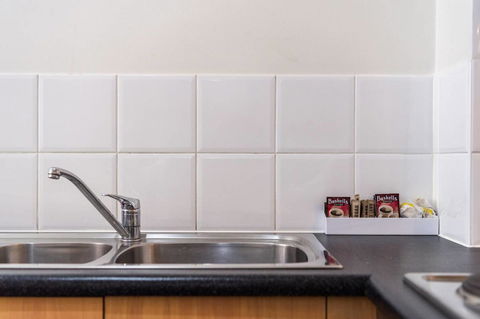 Executive 3 Bedroom Apartment + Internet + Parking - Kalgoorlie Accommodation 24