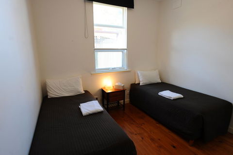 Glenelg Holiday Apartments-Ellis - Kalgoorlie Accommodation 9