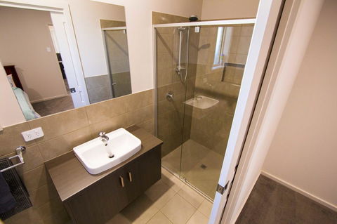 Serene Shores - Kalgoorlie Accommodation 11