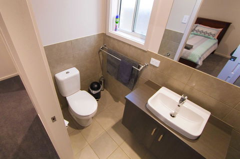 Serene Shores - Kalgoorlie Accommodation 12
