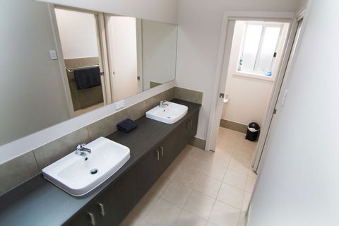 Serene Shores - Kalgoorlie Accommodation 8