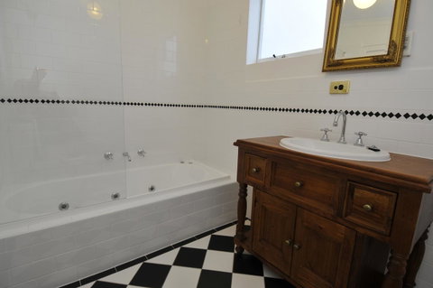 Peppermint Farm Cottage - Kalgoorlie Accommodation 5