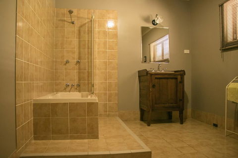Ironstone Estate Lovedale - Kalgoorlie Accommodation 10